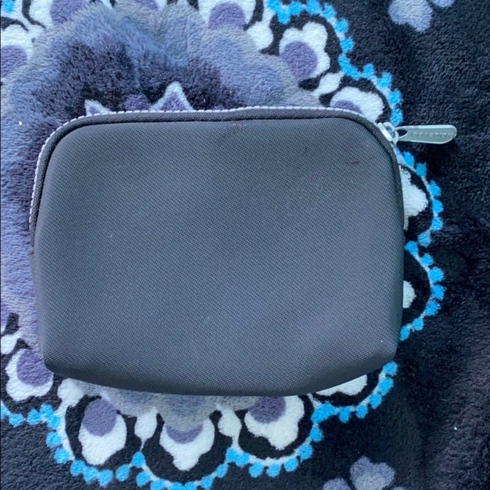 Black Kenneth Cole Reaction zip bag (small) - Picture 1 of 4